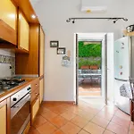 Villa Nella Curva Della Funicolare, Capri