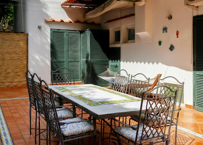 Villa Nella Curva Della Funicolare, Capri