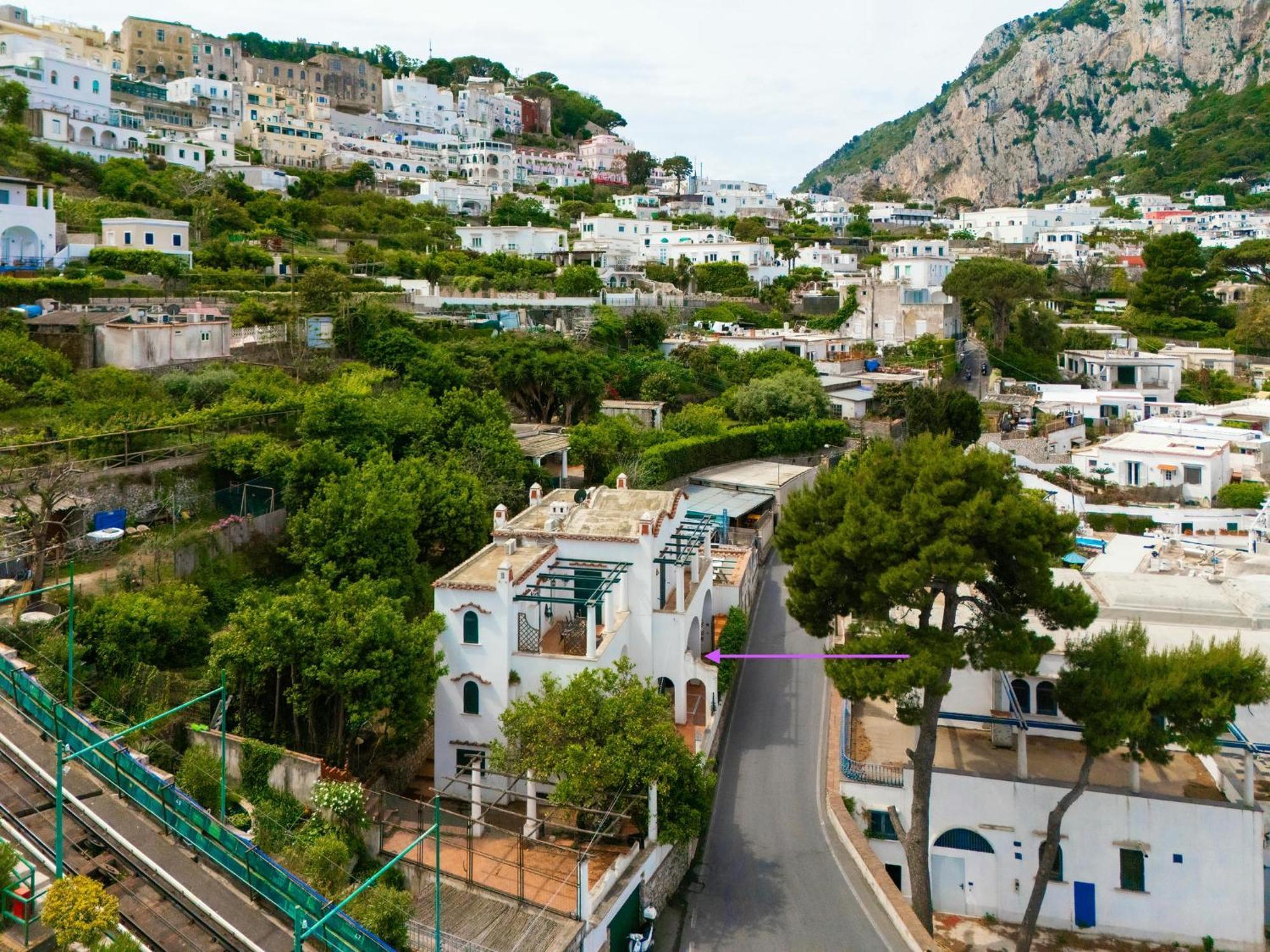 Nella Curva Della Funicolare, Apartment Capri