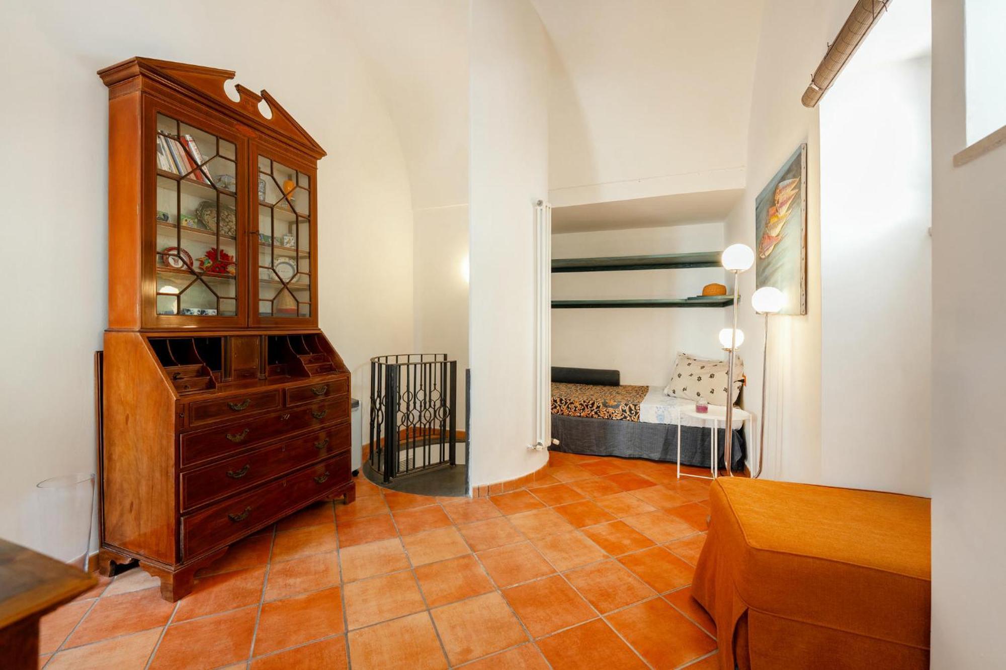 Nella Curva Della Funicolare, * Capri